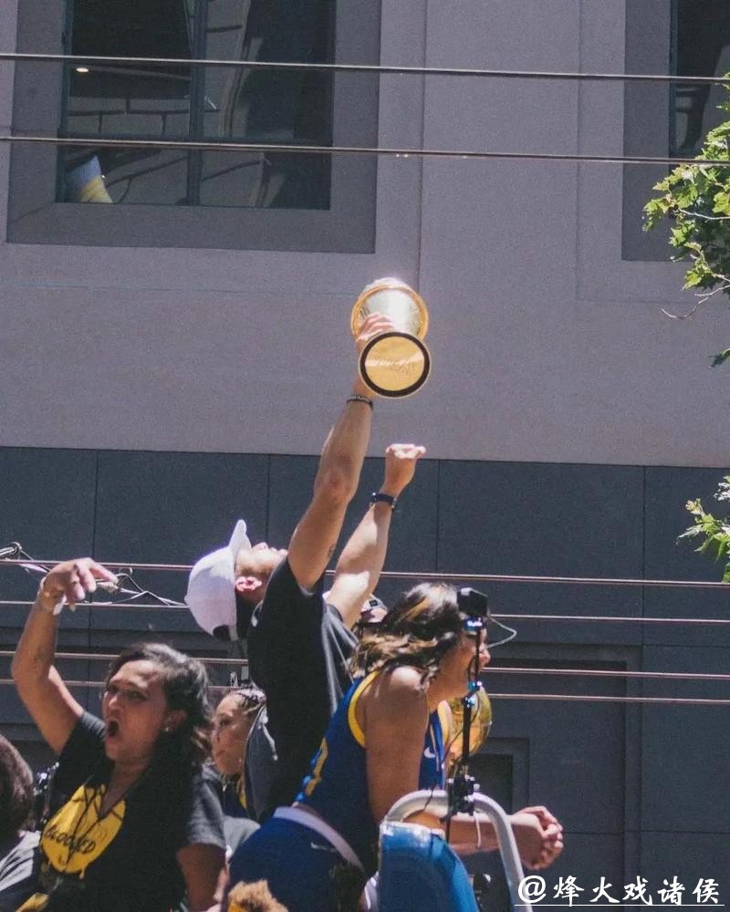 库里12分加兰27分 骑士大胜勇士豪取10连胜 库里12分加兰27分 骑士大胜勇士豪取10连胜