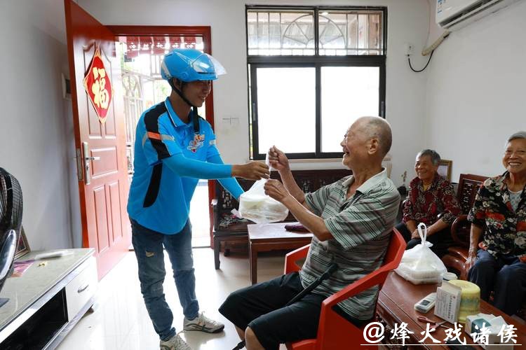 视频|临近春节,走进助老送餐骑手的一天 视频|临近春节,走进助老送餐骑手的一天