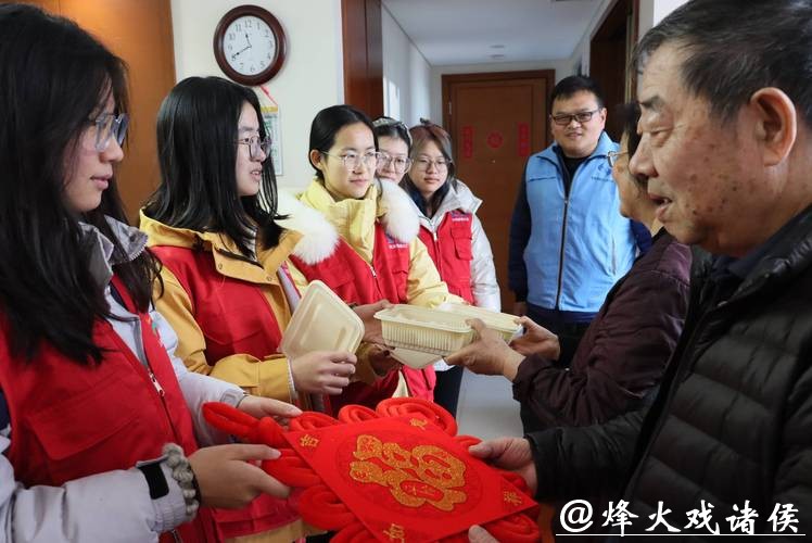 服务送到家门口，年味暖在心窝里